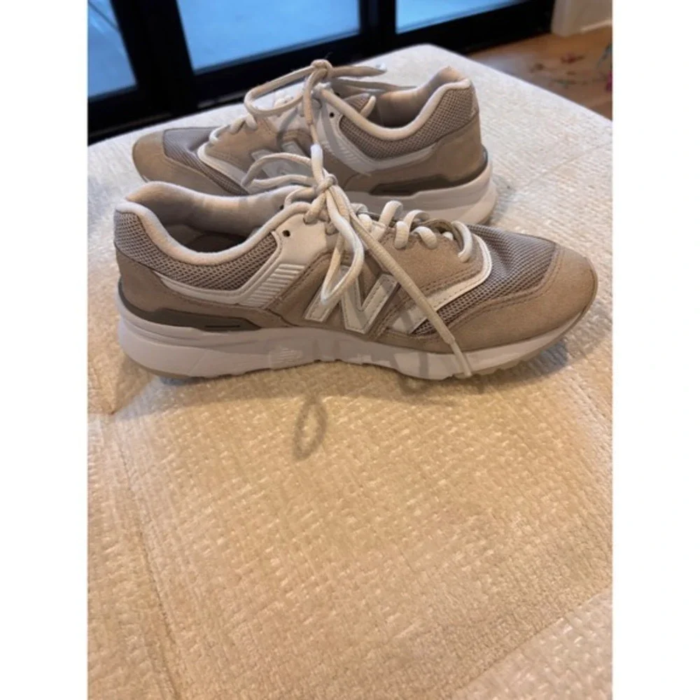 997H‎ sneakers from New Balance. Size 6- womens